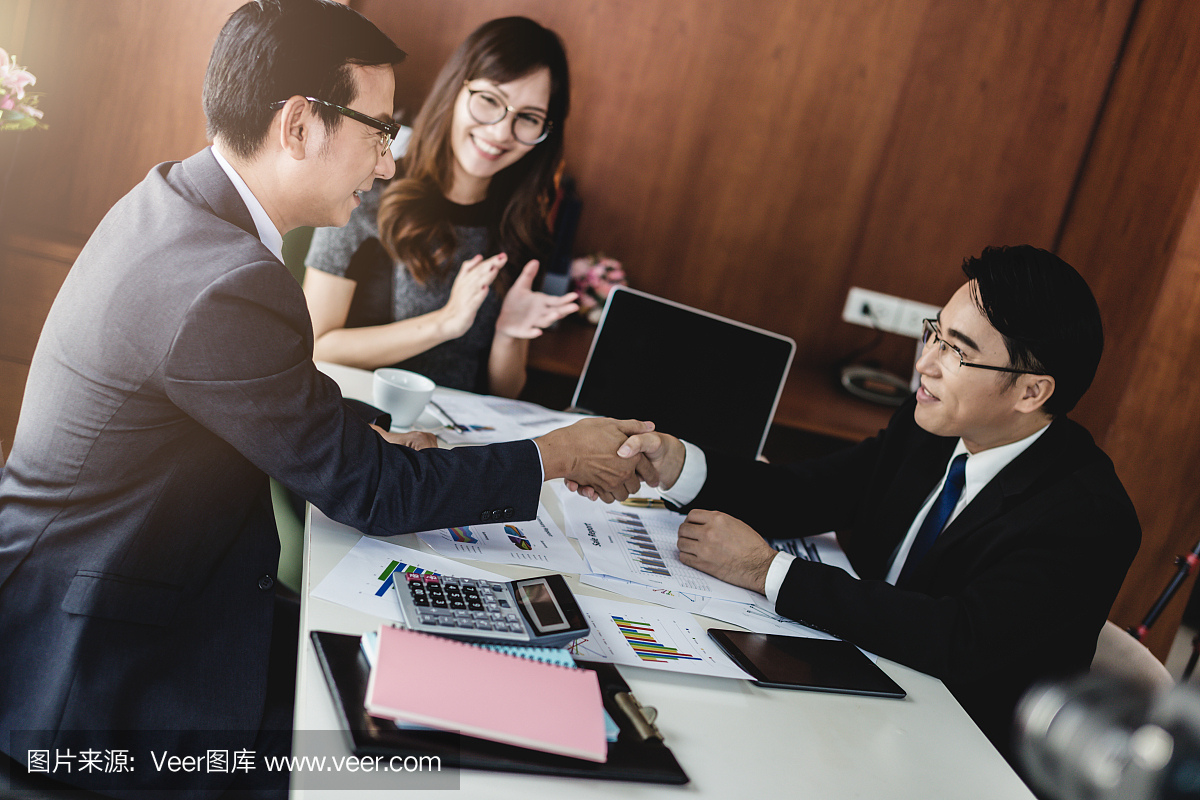 商业头脑风暴会议会议桌与人咨询与图表分析纸商业成功的想法概念