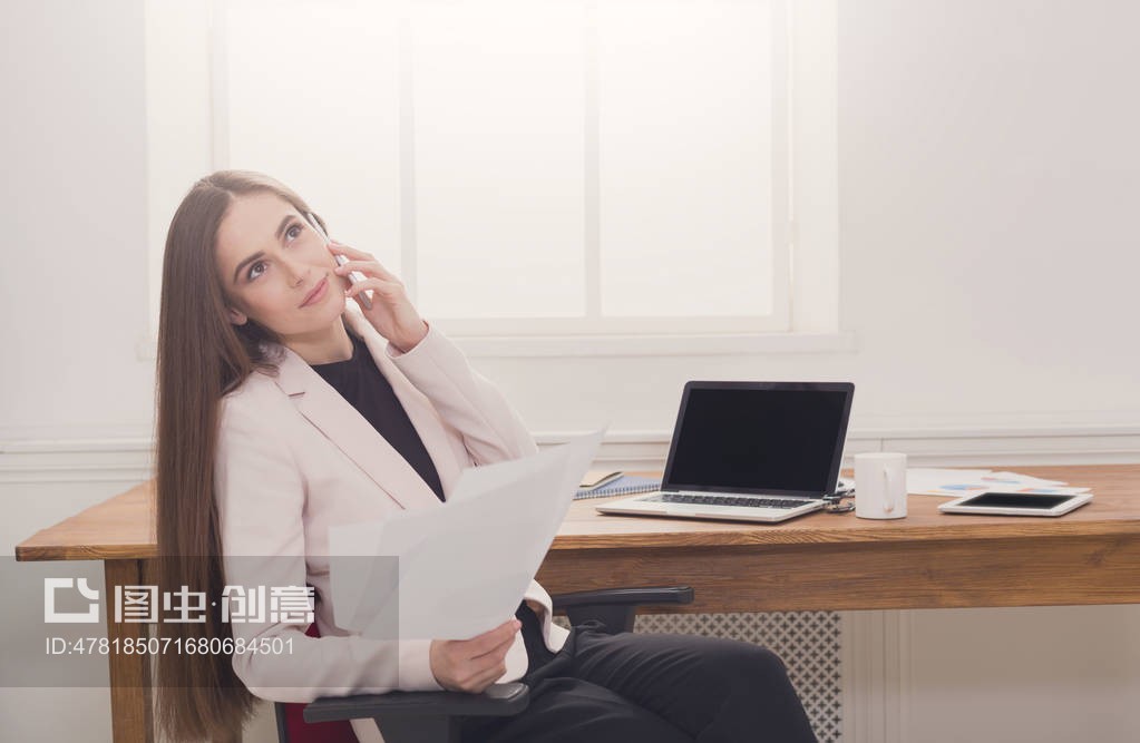 商务谈话,女士在办公室通过电话咨询Business talk, woman consulting by phone at office